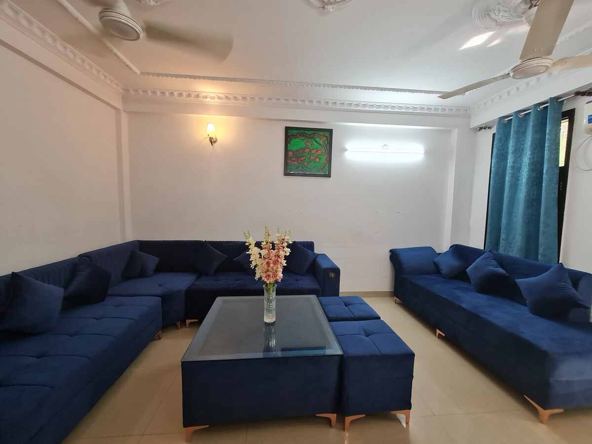 Elegant, 3BR, Parking, 40Mbps, TV, East Of Kailash