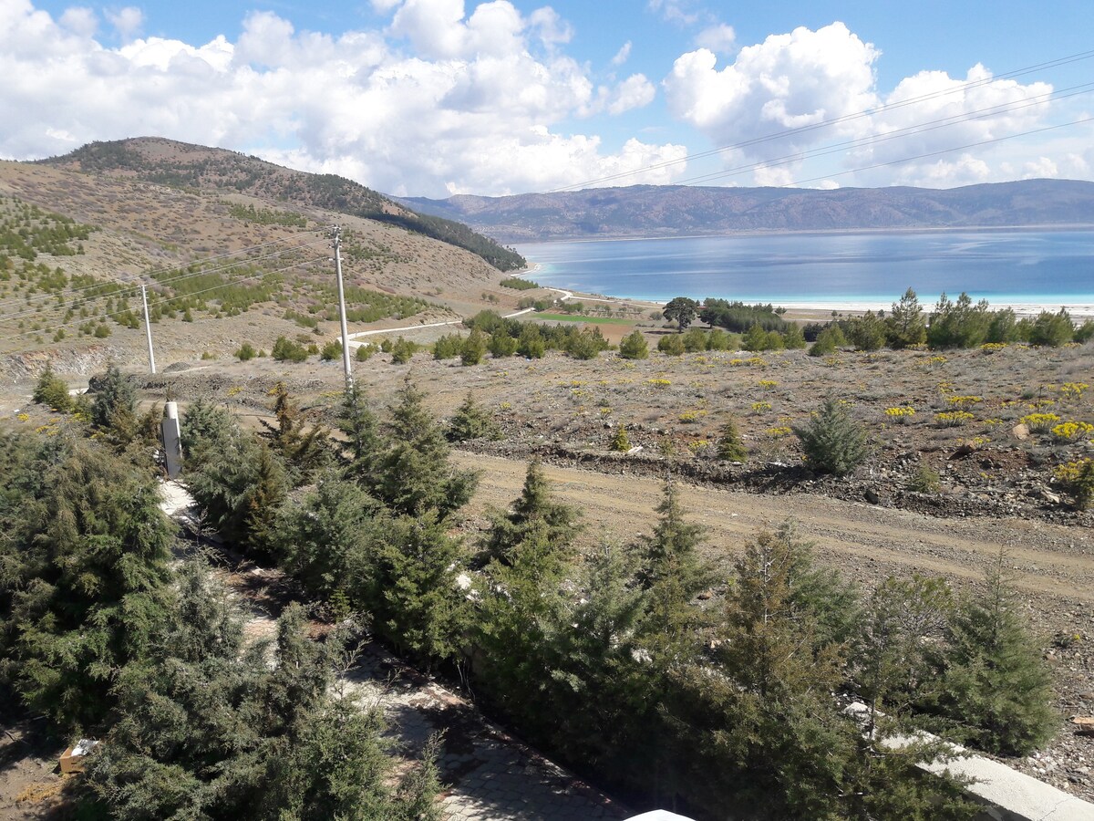 豪华公寓，可欣赏萨尔达湖（ Lake Salda ）的美景和独立房间