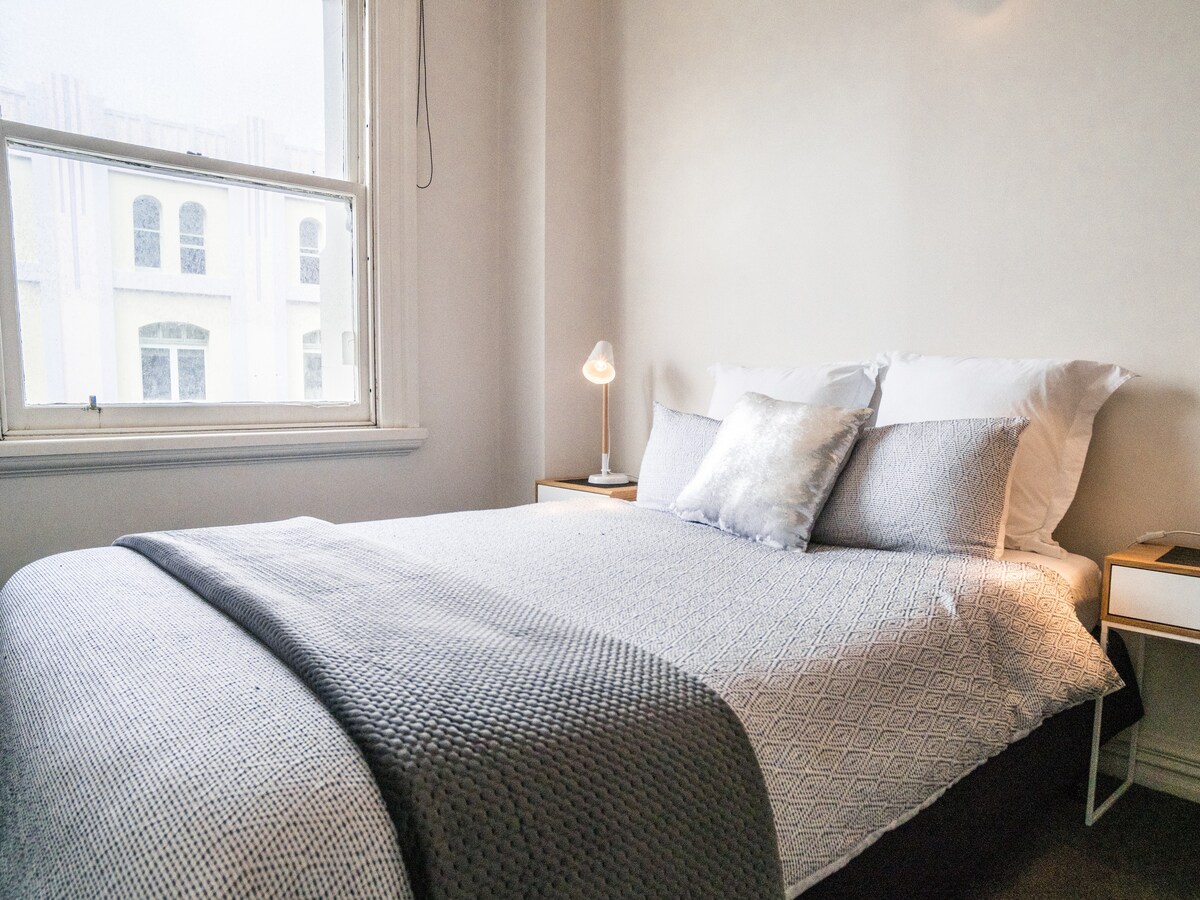 U Suites on Manners ：公寓标准双人床