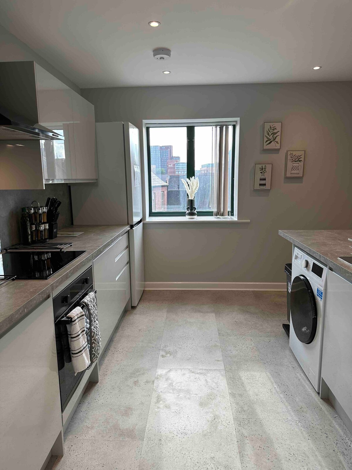 Stunning 2 bed, 2 en-suite apartment/free parking