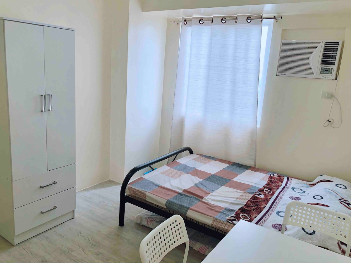 单间公寓，配有床、空调、无线网络和淋浴加热器