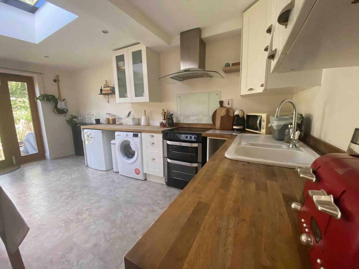 Central 3 Bedroom Semi-Detached House