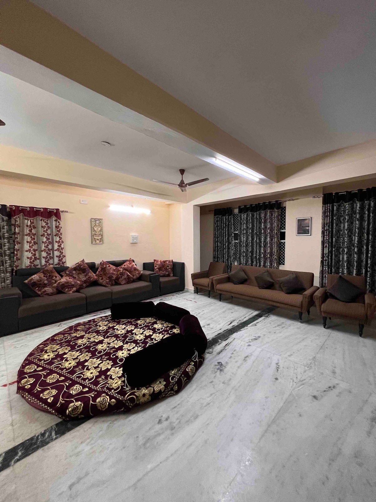 Lovely4 bedroom furnished apt ideal fr small party