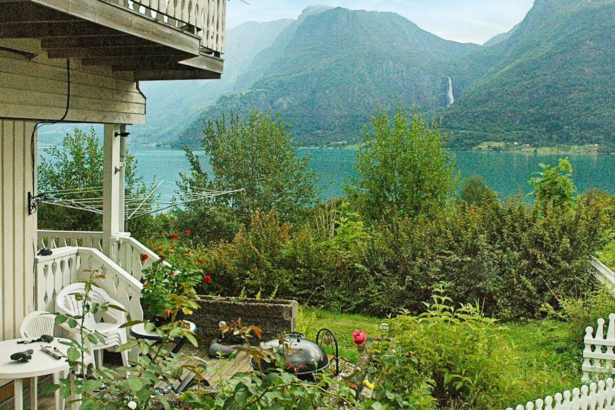 4 person holiday home in høyheimsvik