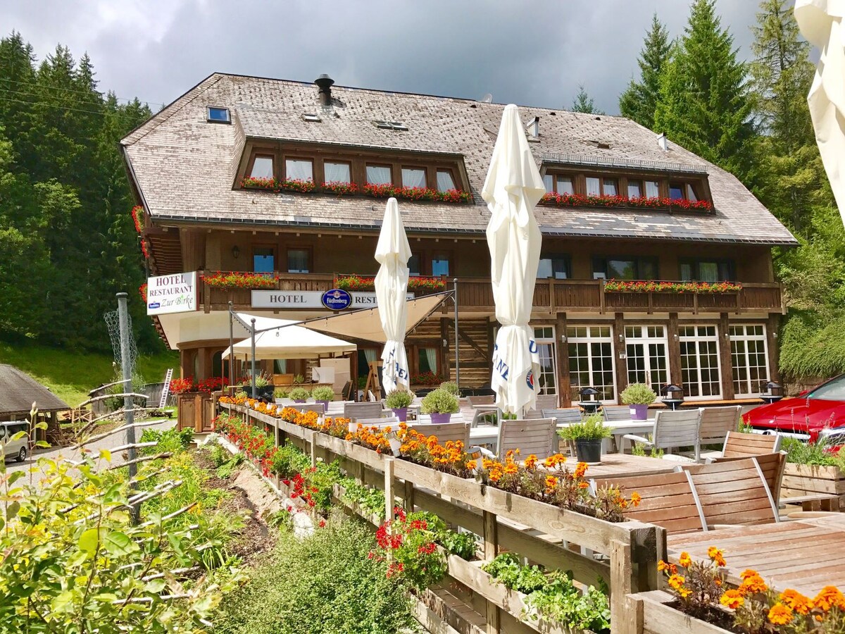 Berghotel和餐厅Kräuter度假木屋（ Furtwangen ） ，三人间，带淋浴间和马桶