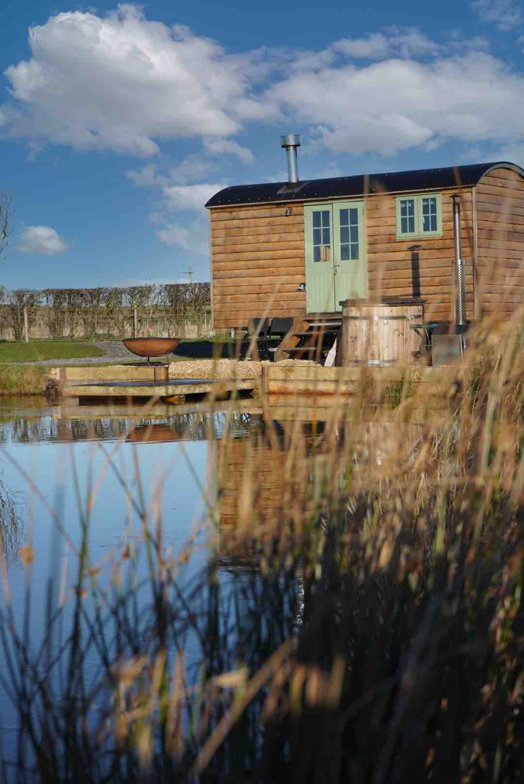 Four Acres Farm Shepherds Hut 1, Private Hot Tub