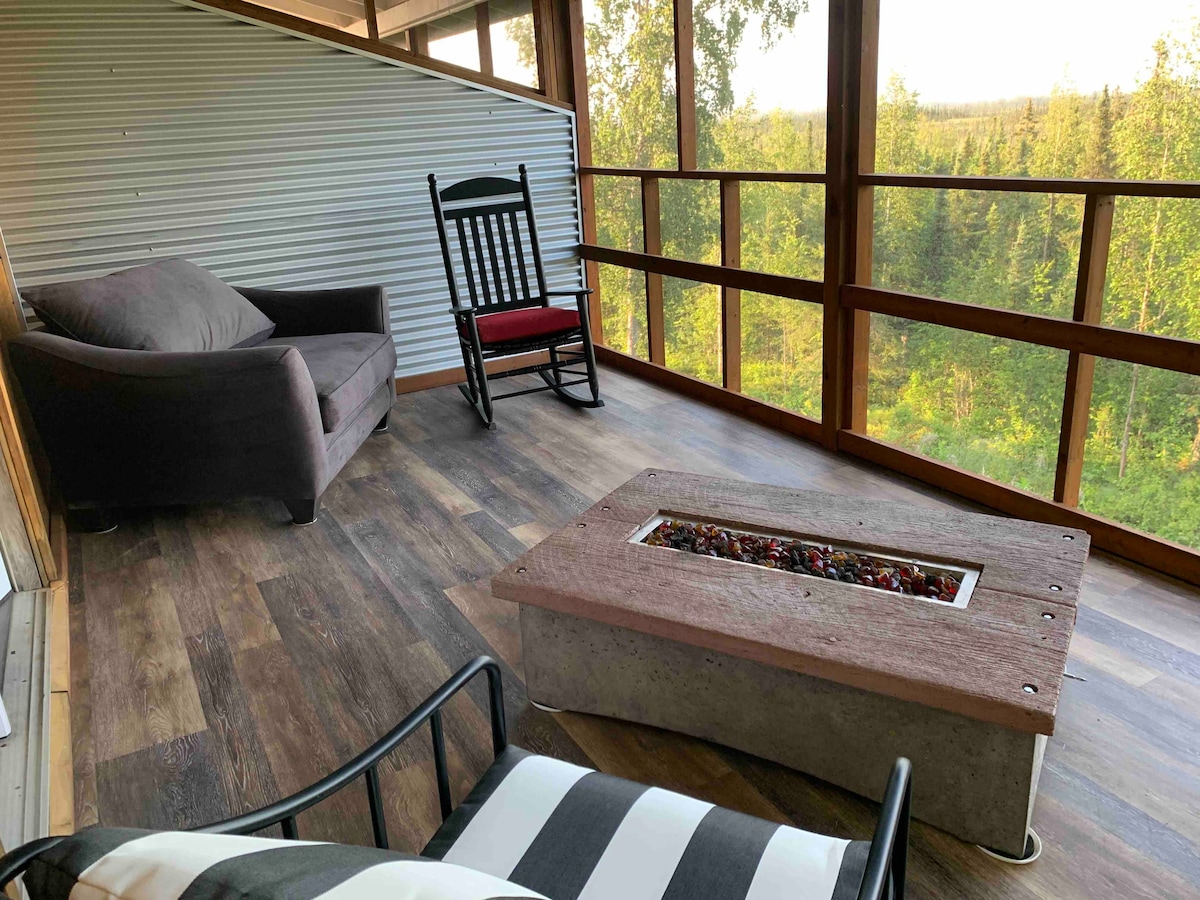 Pristine Family townhouse; porch, fire table, view