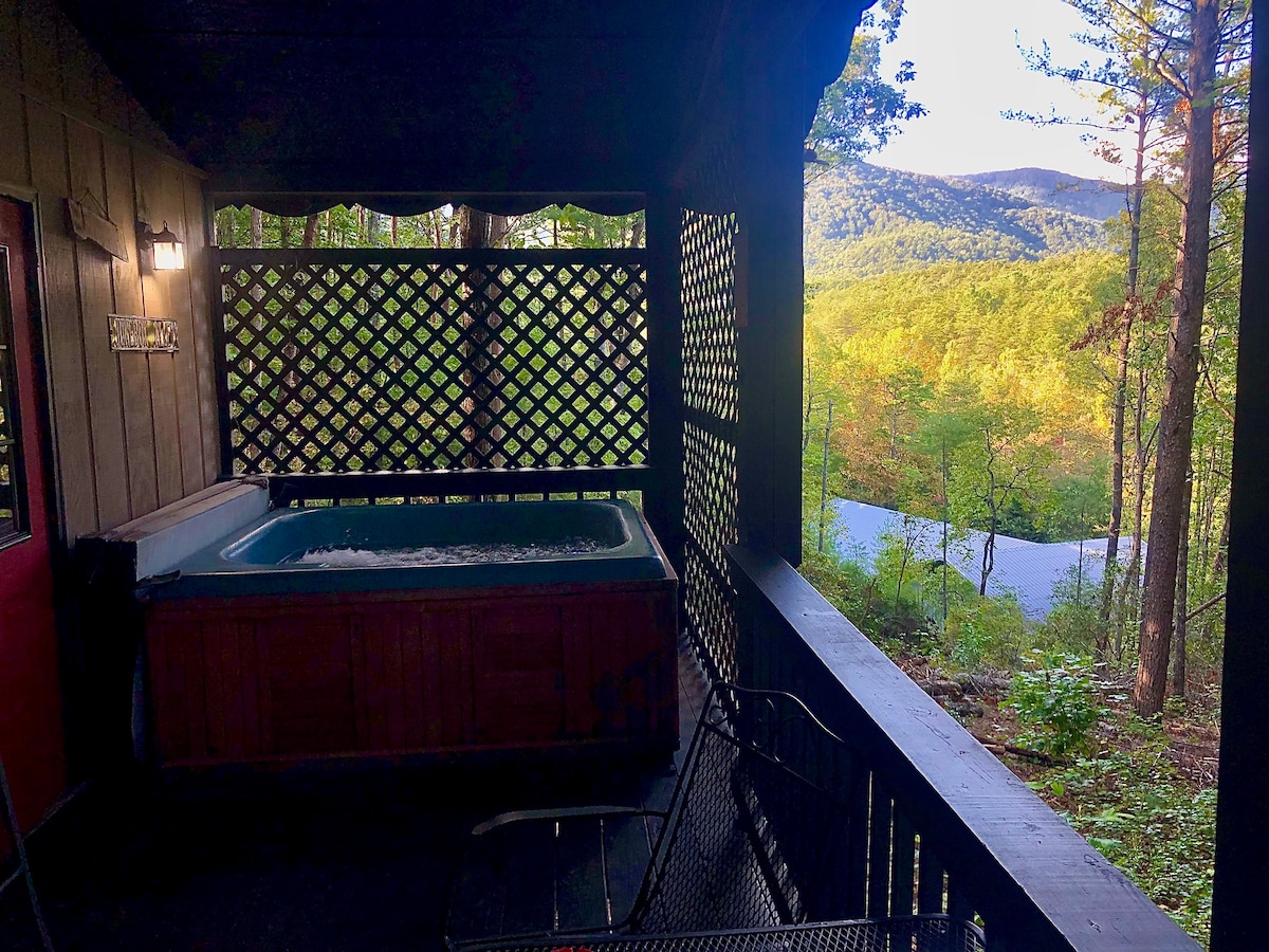 山顶小木屋，有热水浴缸，欣赏美景！
