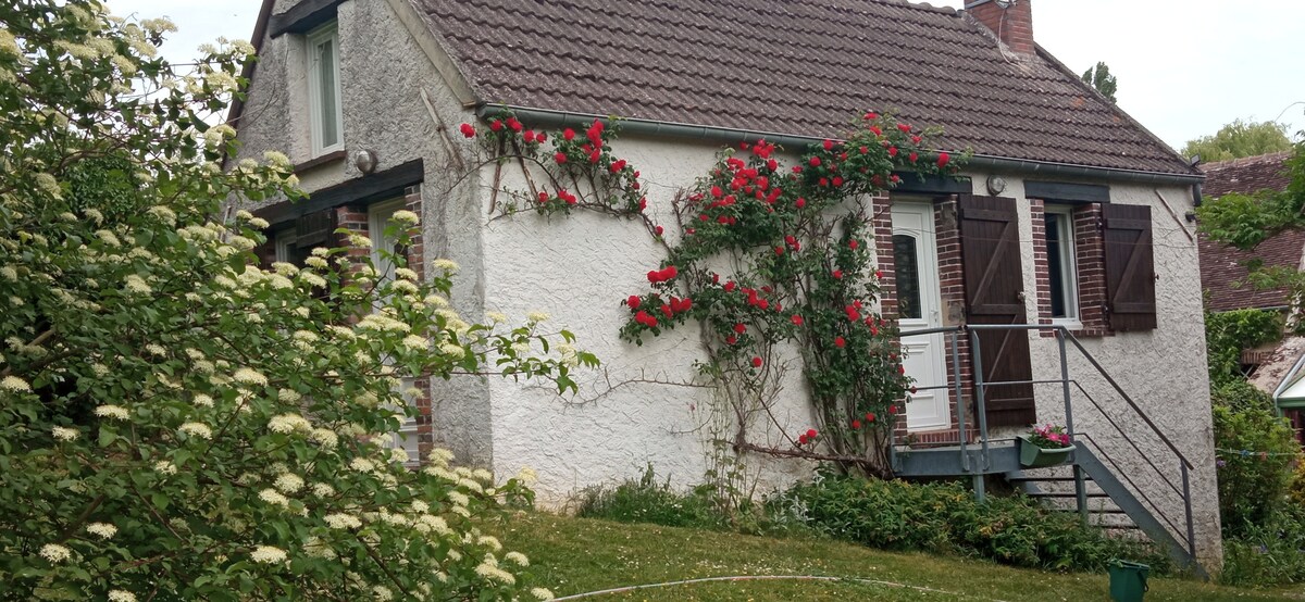 La petite maison d ' été  dans le jardin