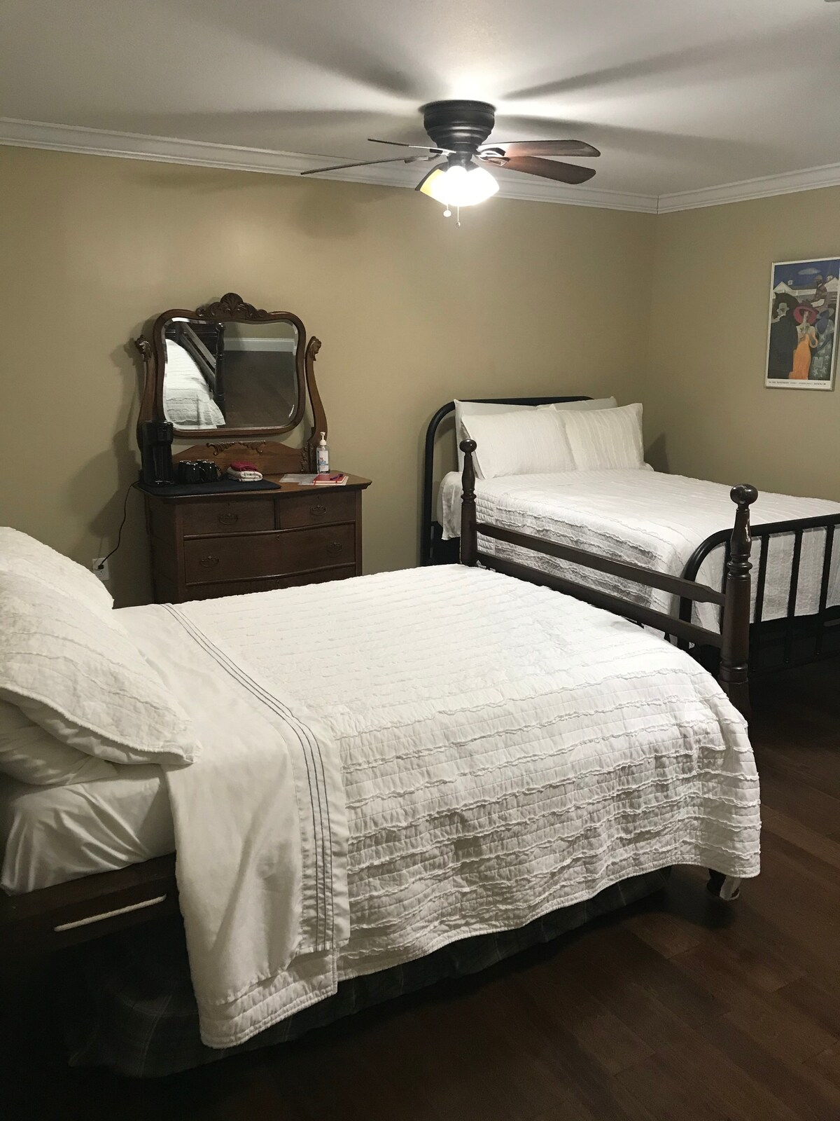 Private Double Suite close to Obed River (Room #1)