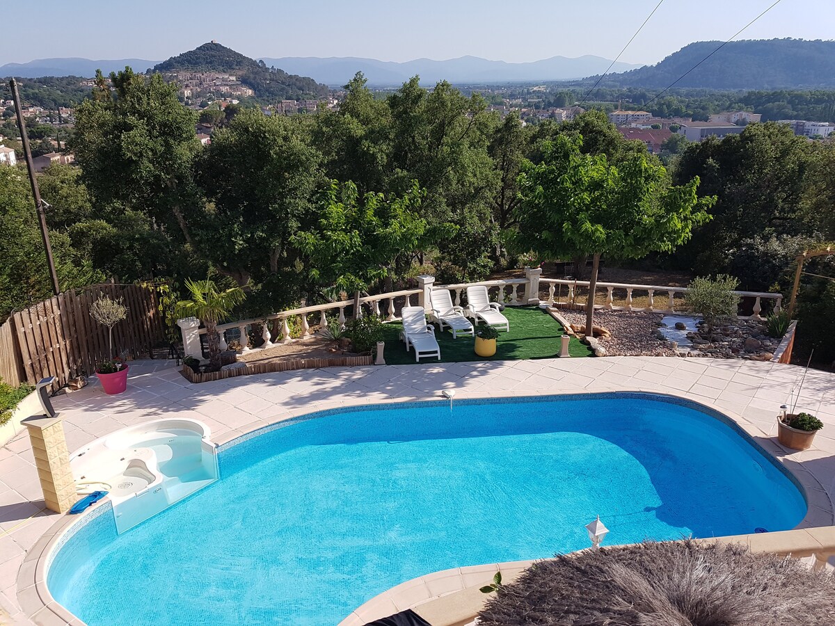 Villa au calme, vue exceptionnelle, jardin piscine