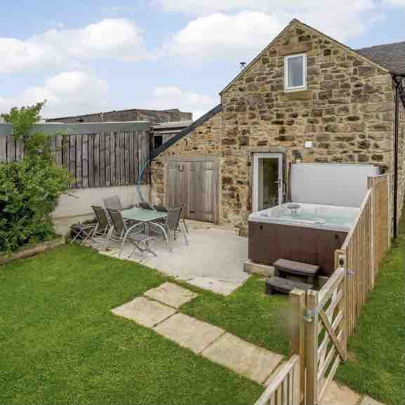 Bilberry Barn - Rural Barn Conversion with Hot Tub