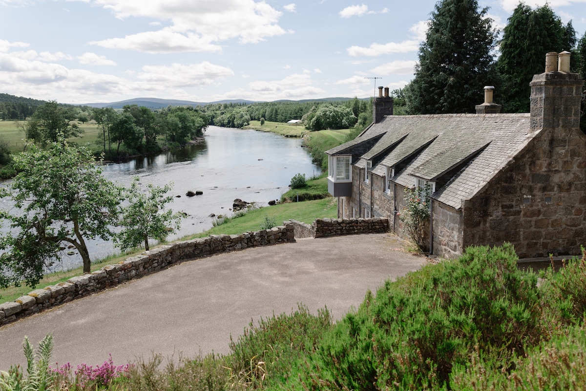 Cottage with Spectacular Views, River Dee Setting