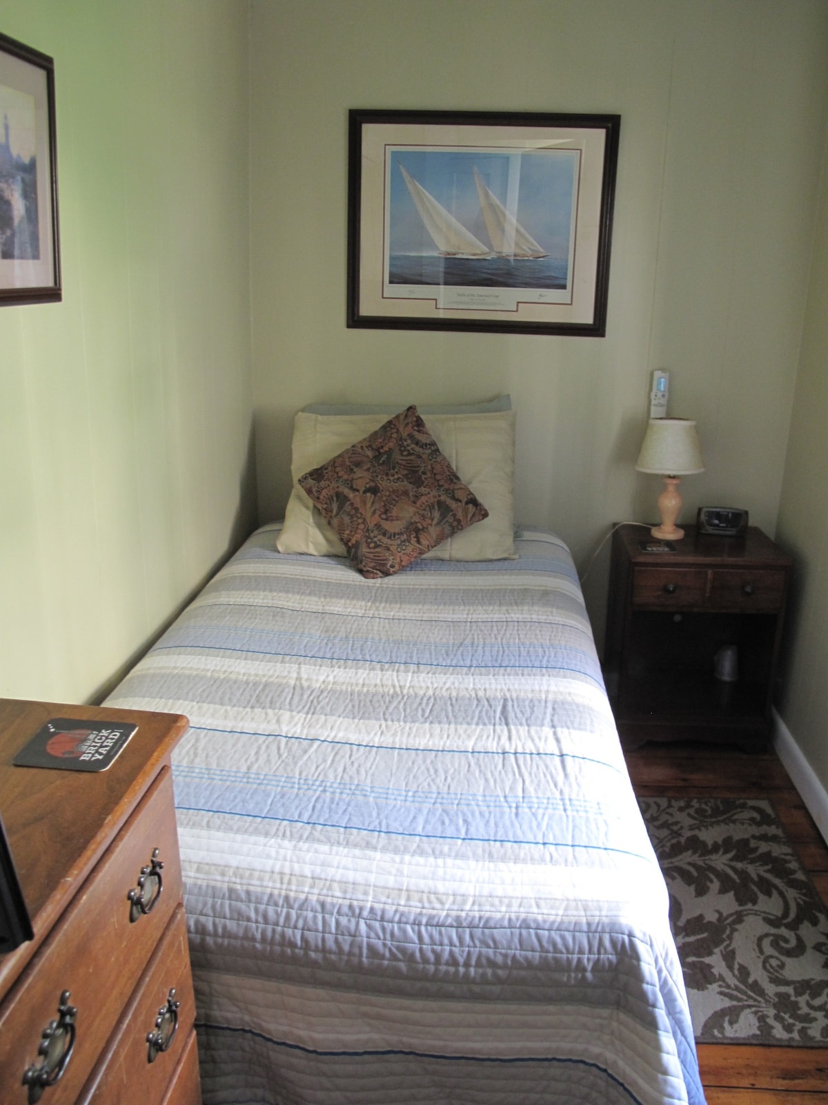 R12 -小型单人房，配备一张单人床和共用卫生间