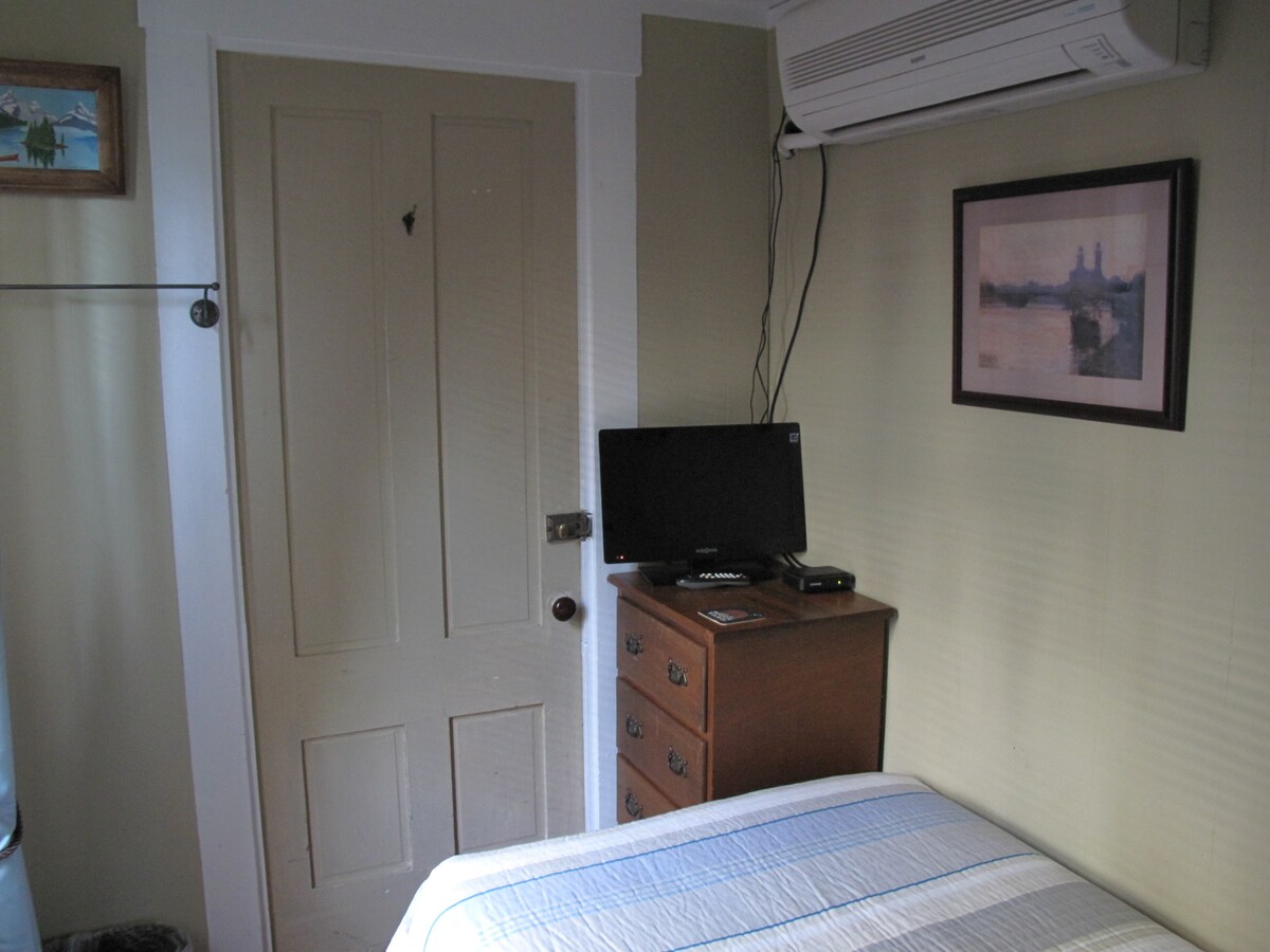 R12 -小型单人房，配备一张单人床和共用卫生间