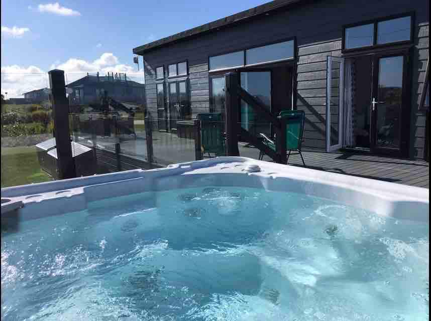 Teal Lodge Cornwall + hot tub, pool & great views