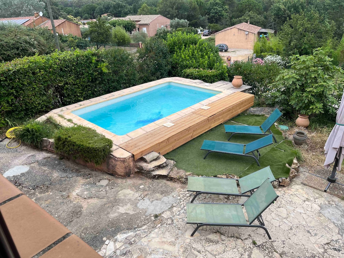 场地上的乡村别墅和游泳池（ Le Val ， 83 ）