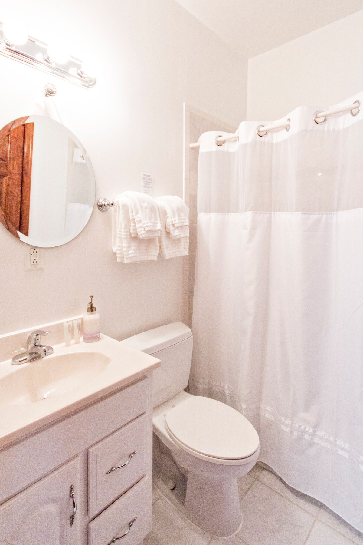 B&B Charm - Room 301 | Walk Dupont Circle Metro