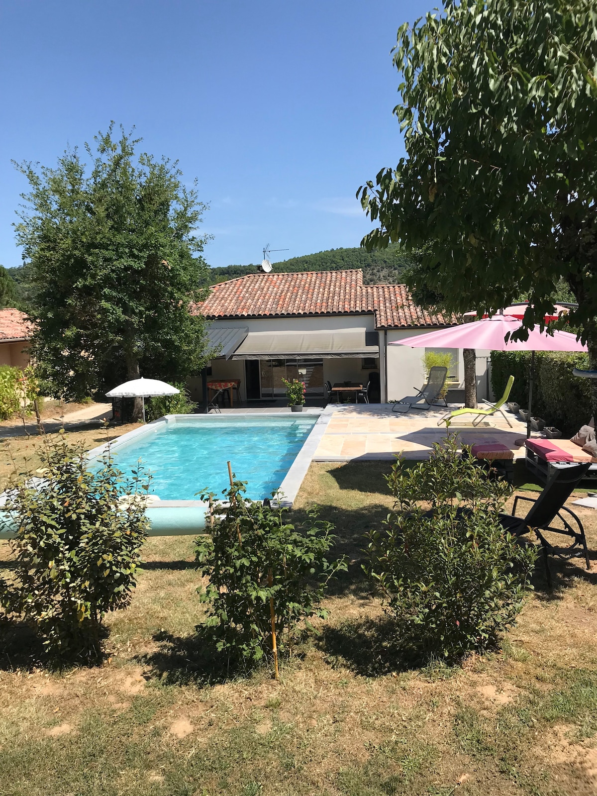 Villa lumineuse de plain pied avec piscine