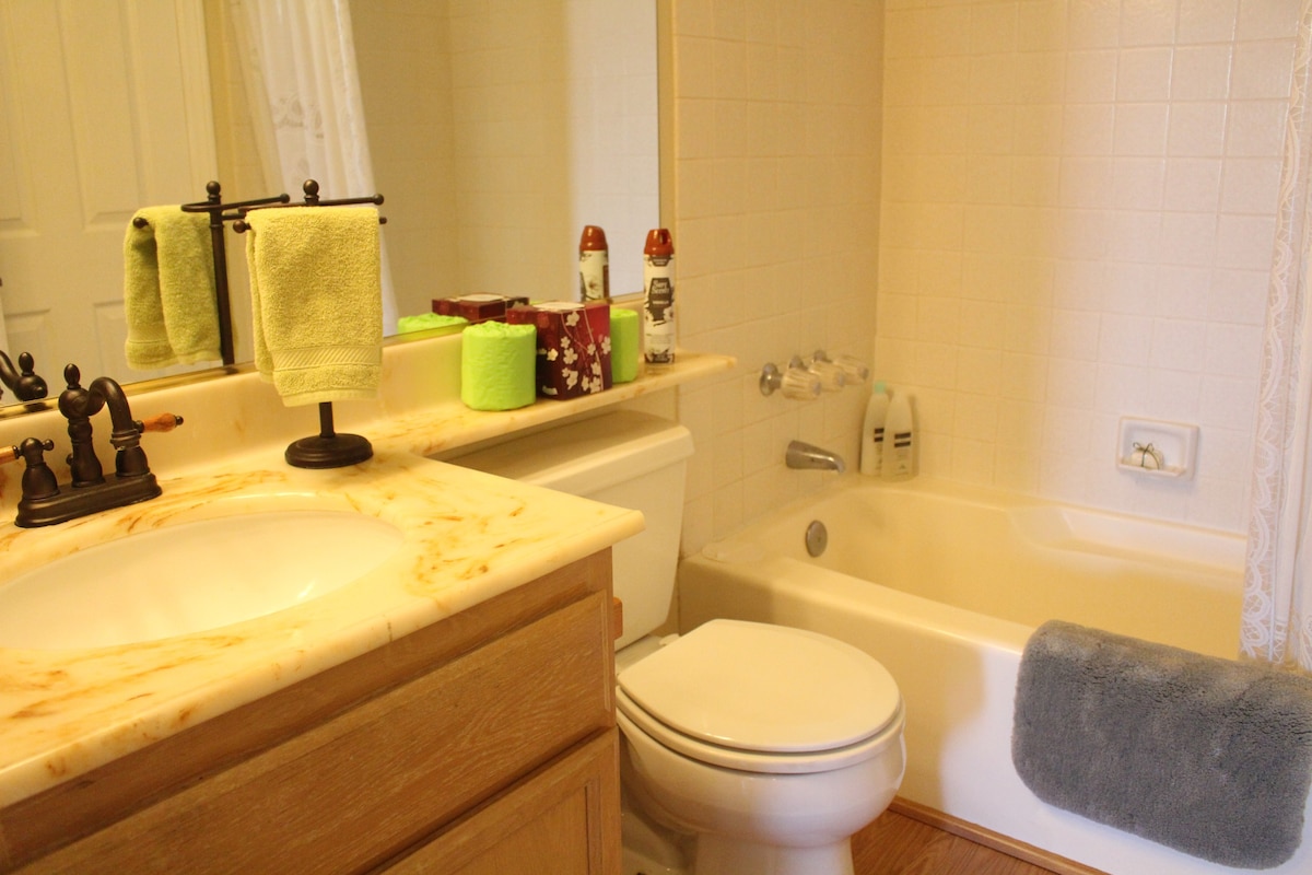 Cozy suite, private bath, West Palmdale, CA