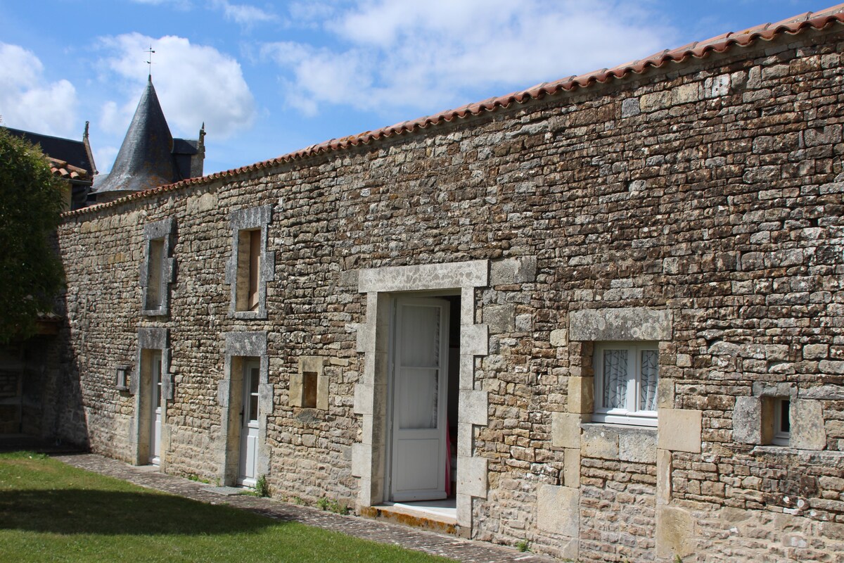 Dans l'enceinte du château