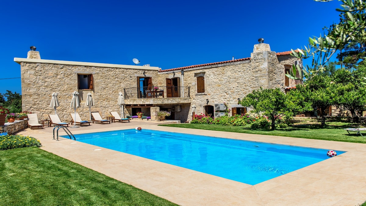 Spacious stonebuilt villa in a tranquil setting!