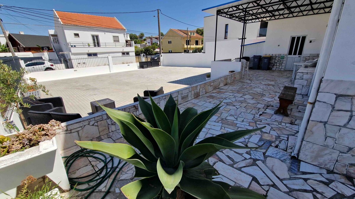 Beautiful gated house close to beach and Lisbon