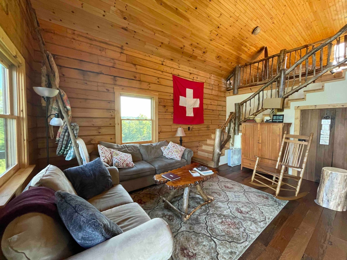 Cheerful and peaceful 3-bedroom mountain-top cabin