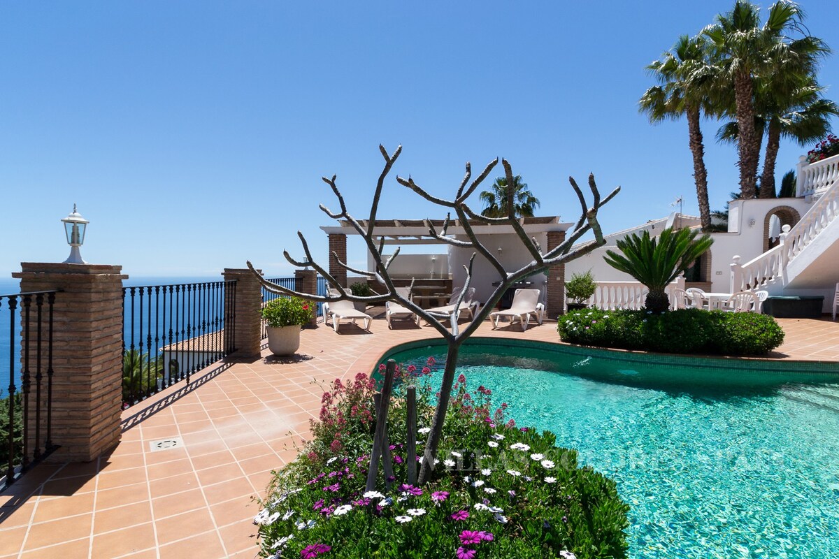 Villa Esmeralda with private heated pool
