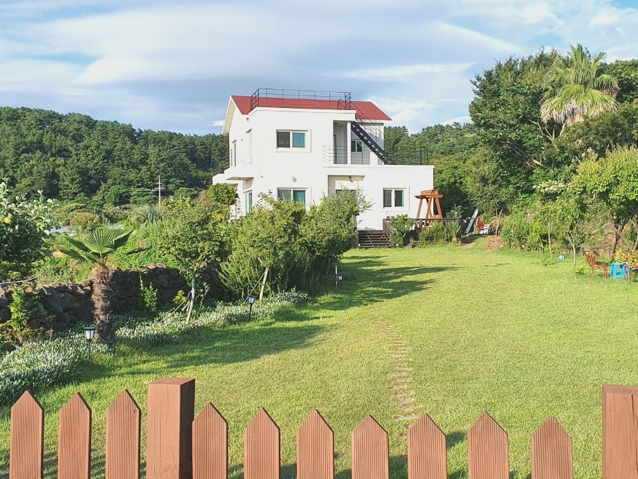 Jeju Aewol迷迭香花园靠近Gwakji海滩，拥有清爽的海景和美丽的花园