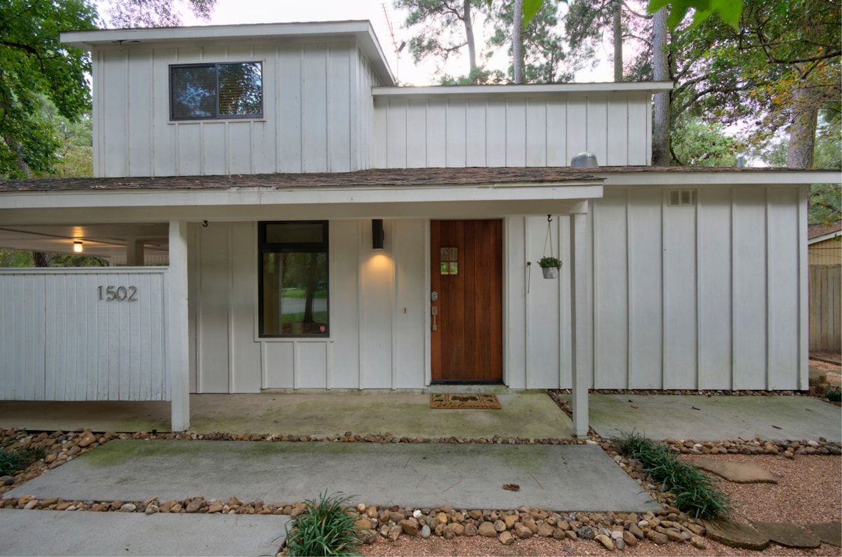 Woodlands Modern Cottage w/Private Patio & BBQ Pit