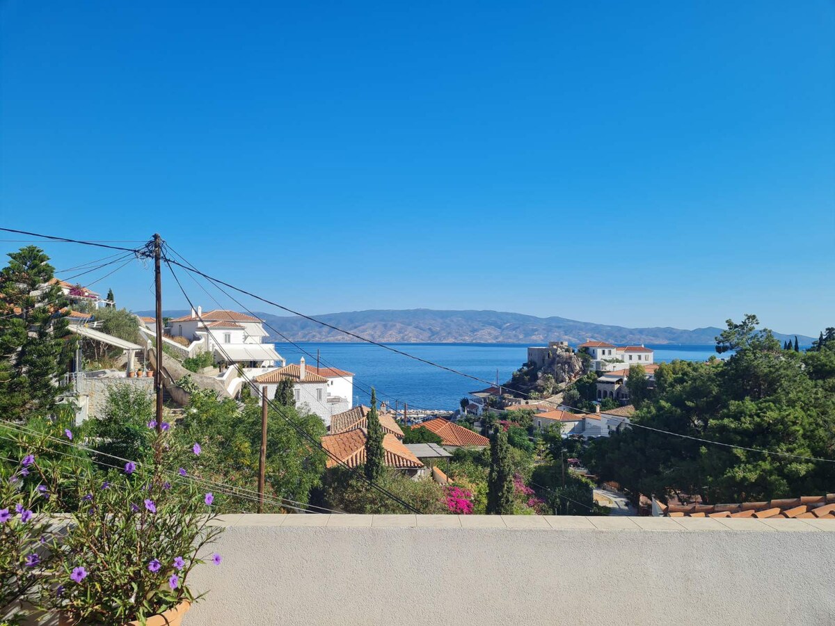 A 3floor cosy summer house with amazing view.