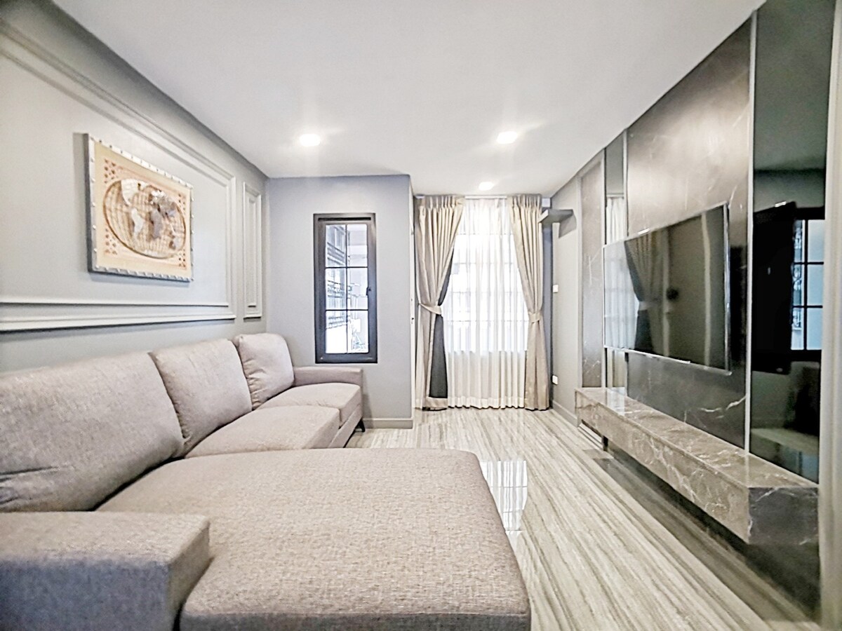 Spacious Luxurious Apartment 2BR/WIFI/1 Min MRT