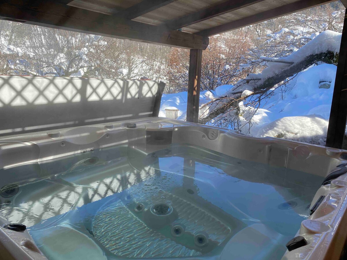 带热水浴缸的小木屋，非常适合在库奇维尔滑雪