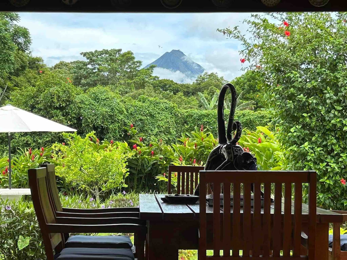 Arenal Villa Mara设有私人泳池、按摩浴缸和空调