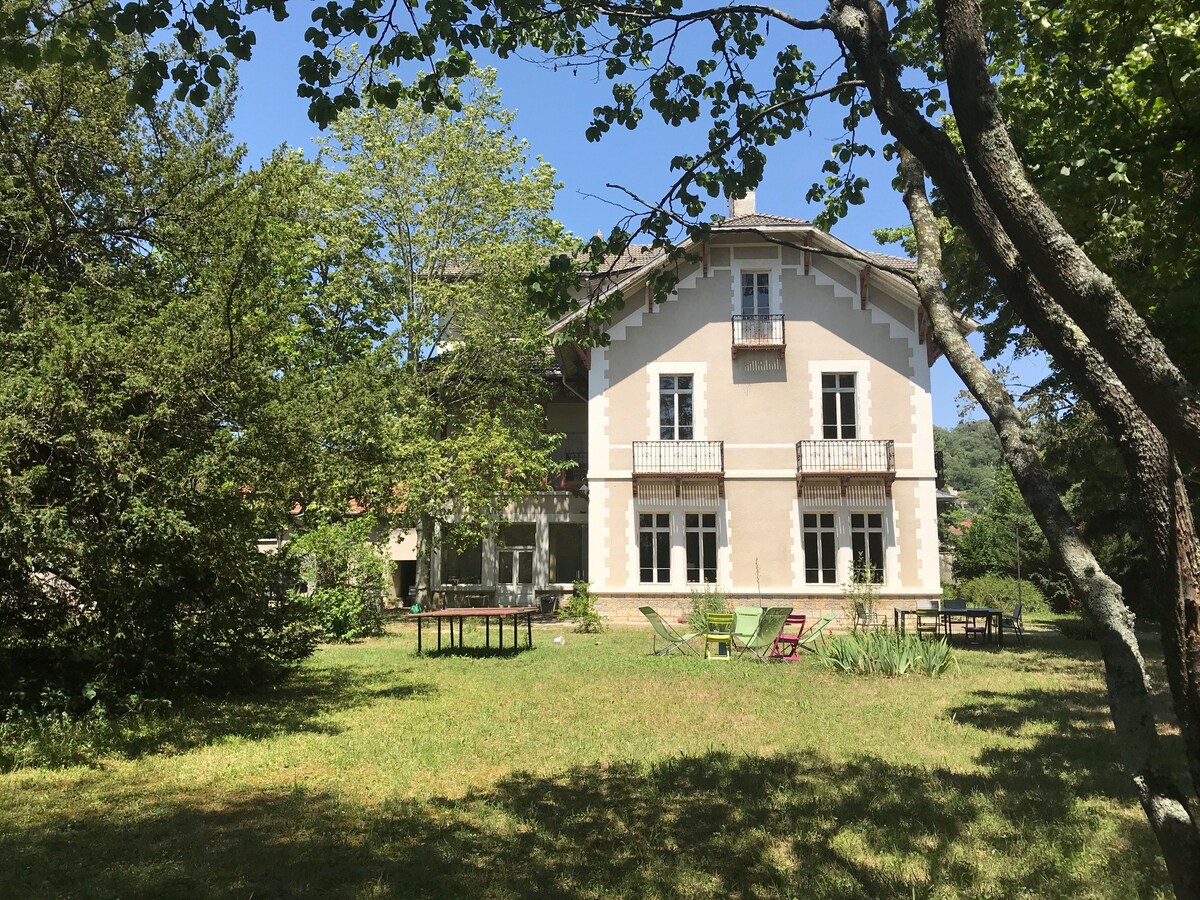 Grande Chambre, cuisine indépendante, 15mn de Lyon