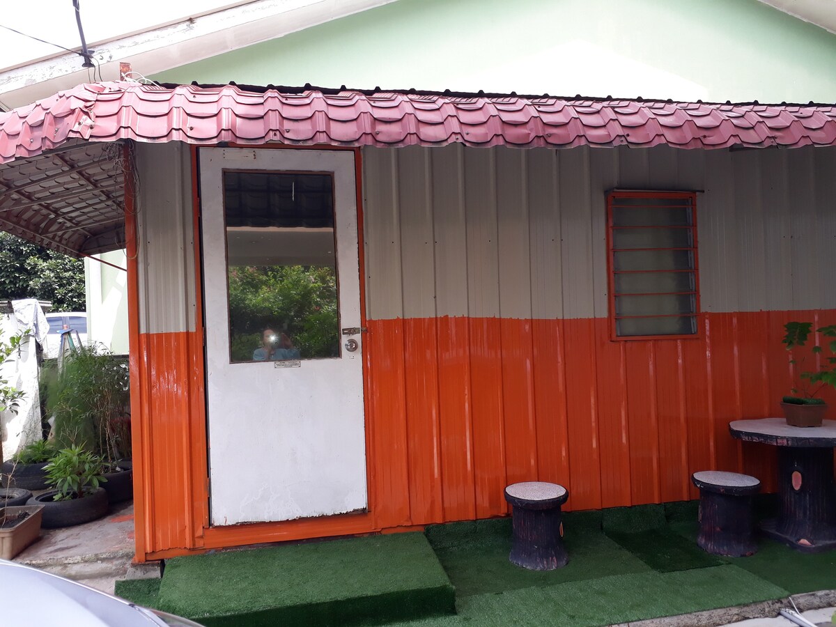 小木屋寄宿家庭WAHEEDA at MALAY VILLAGE SUBANG.