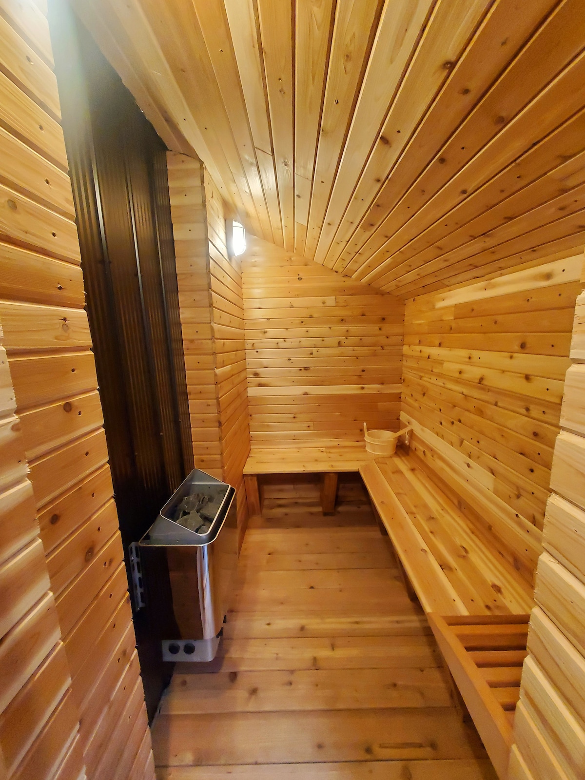诺福克舒适的湖畔冬季小木屋，带桑拿