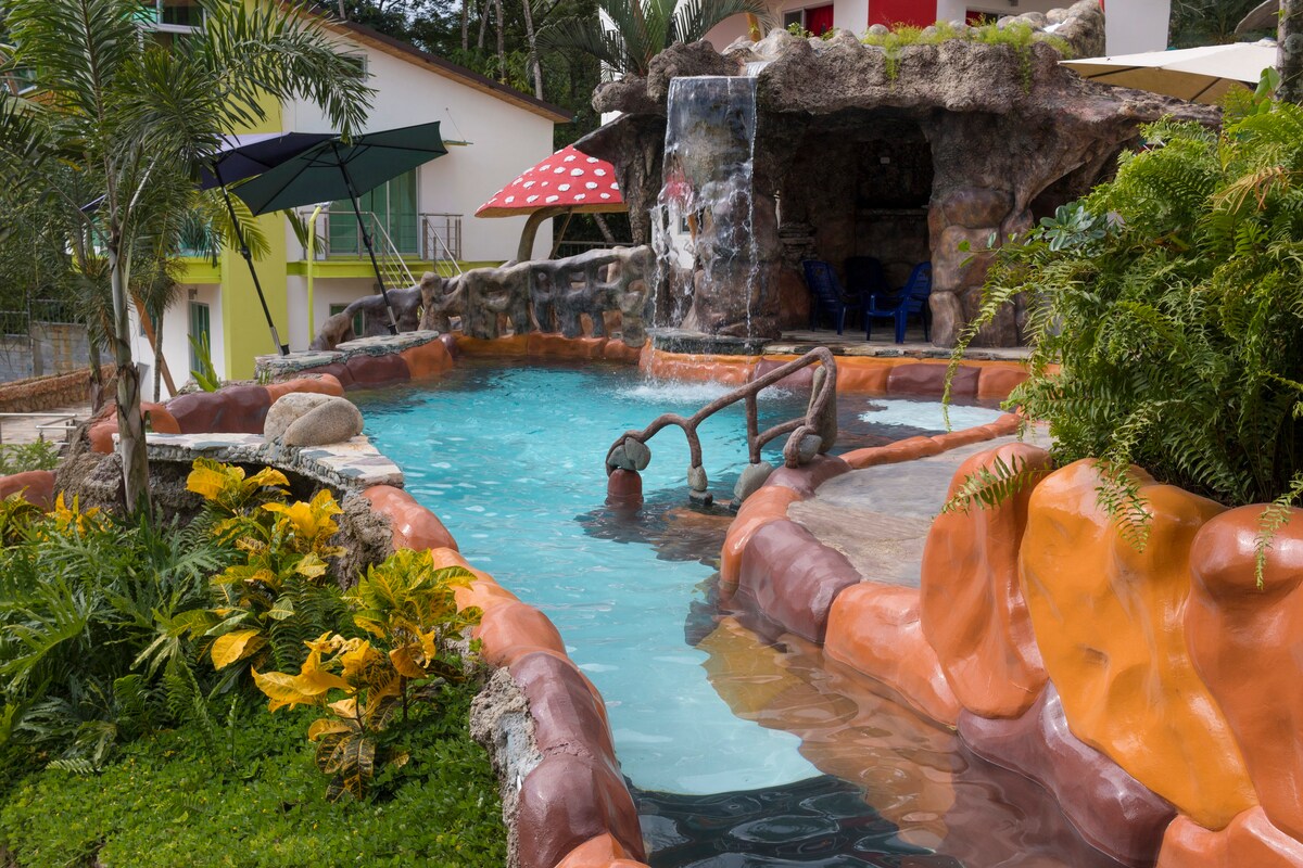 Lola VIP别墅：私人泳池、按摩浴缸、烧烤设施和酒吧。