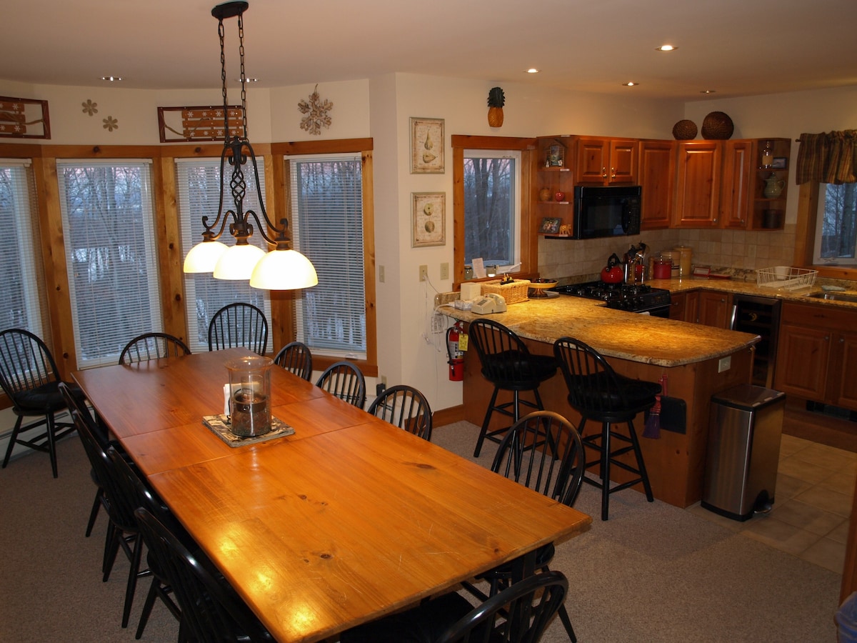 Luxury 5BR/4BA Ski-in/out Jay Peak SV125 Trailside