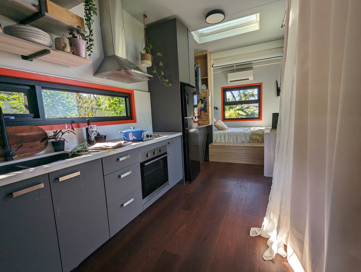 Sunny garden tiny home, 5 minute walk to Lake Illa