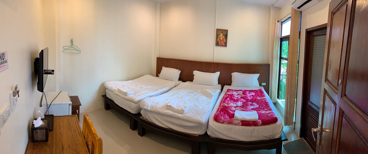 Jitra Resort Sukhothai ，高级三人床客房