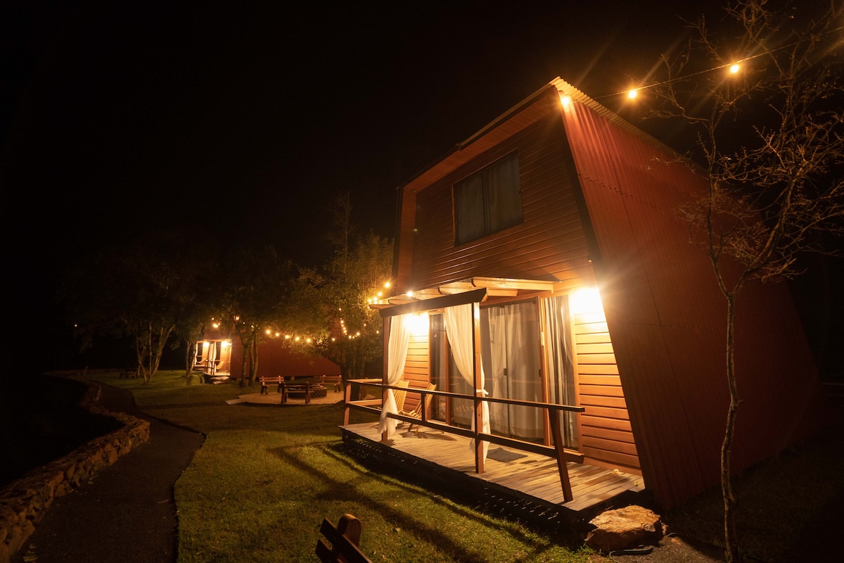 Cabana com lareira e banheira de hidromassagem.