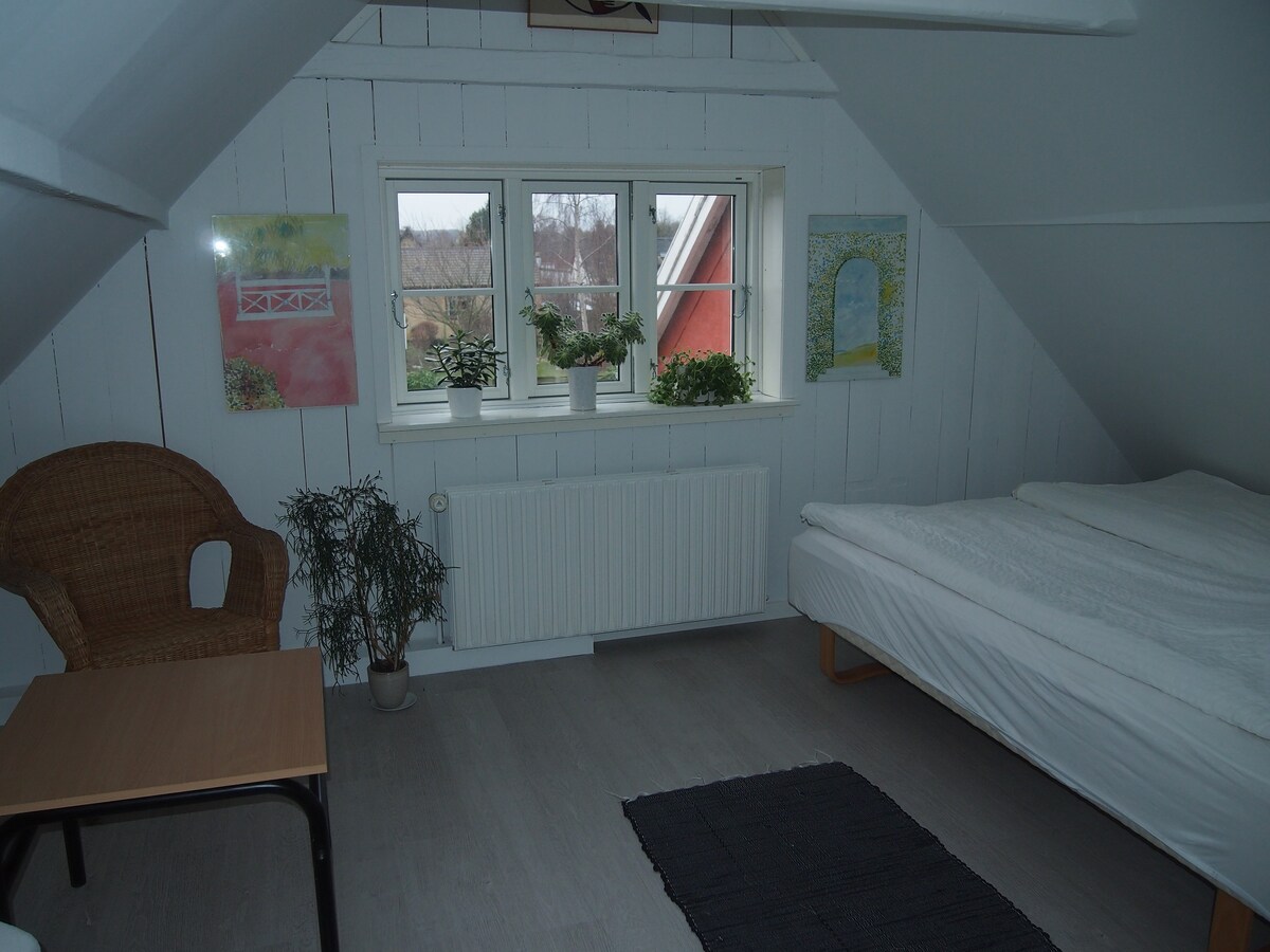 房间2 -经过翻修的Aarhus B&B ，可供3人入住