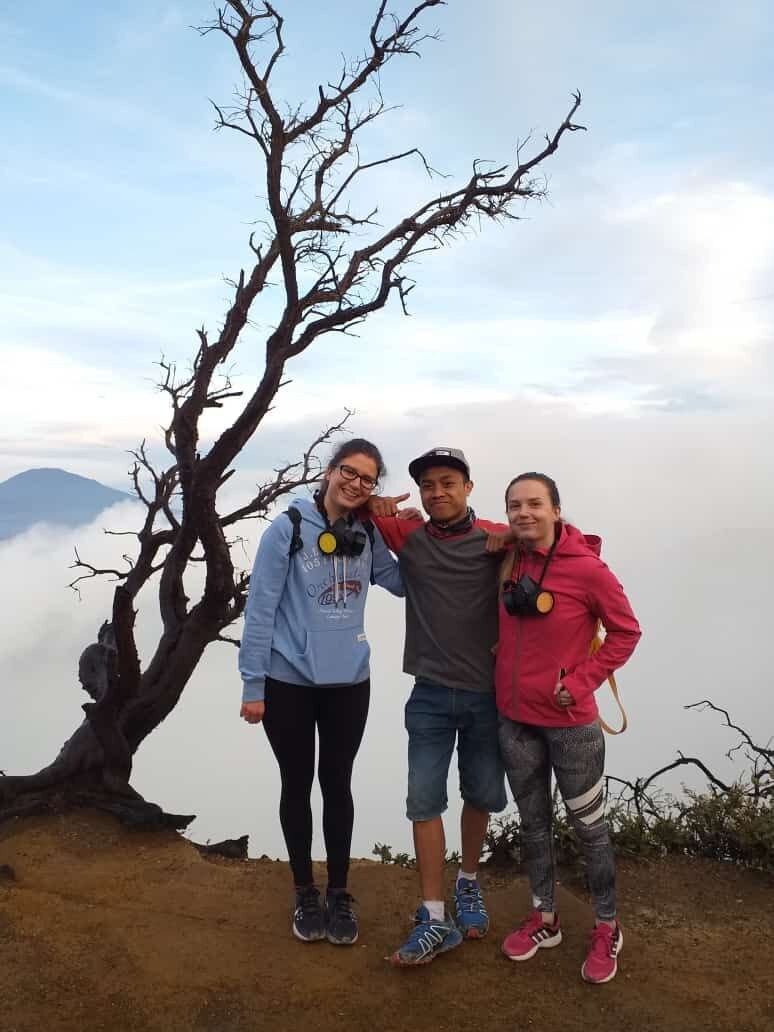 伊仁火山口攀登基地营