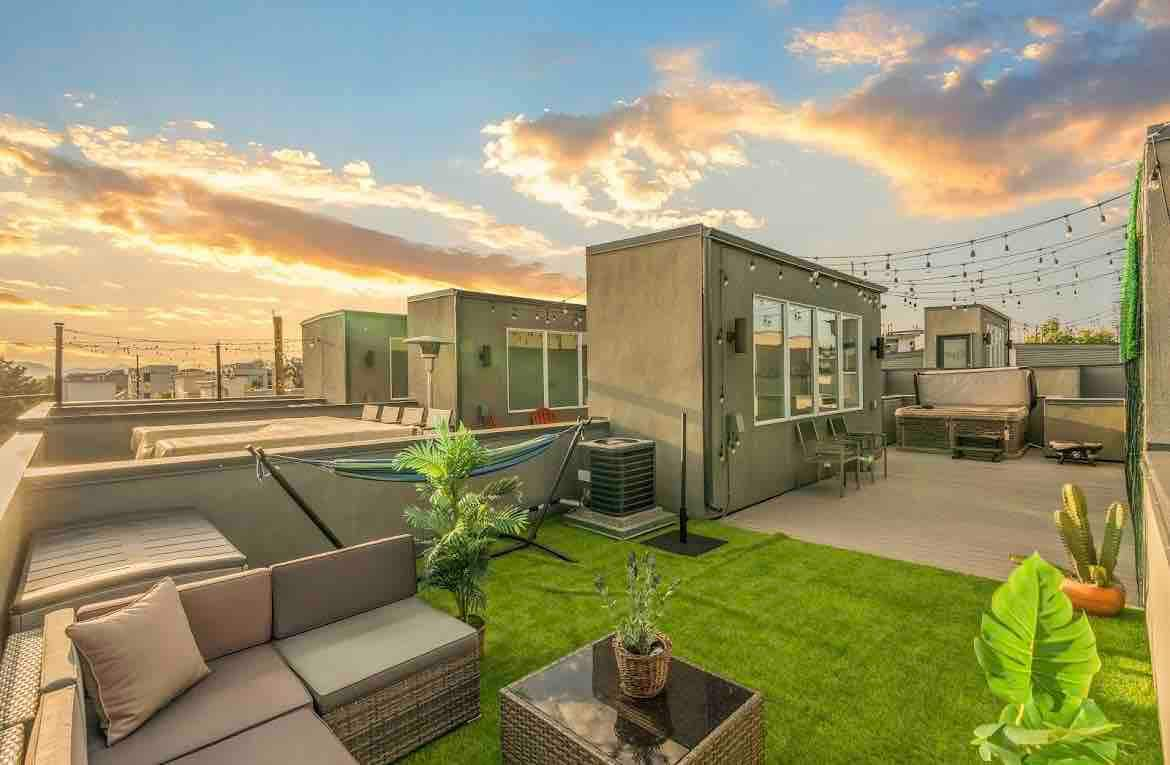 Luxury Townhouse w/Rooftop Hot Tub & Mntn Views