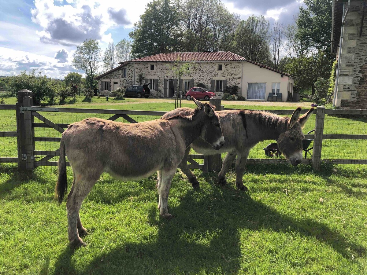 Farm Gîte surrounded by nature, close to lakes.