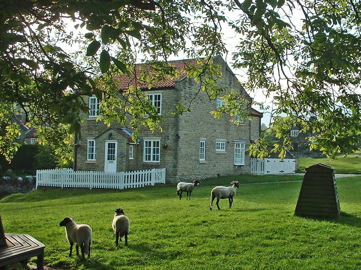 Flat A, The Green, Hutton-le-Hole - N York Moors.