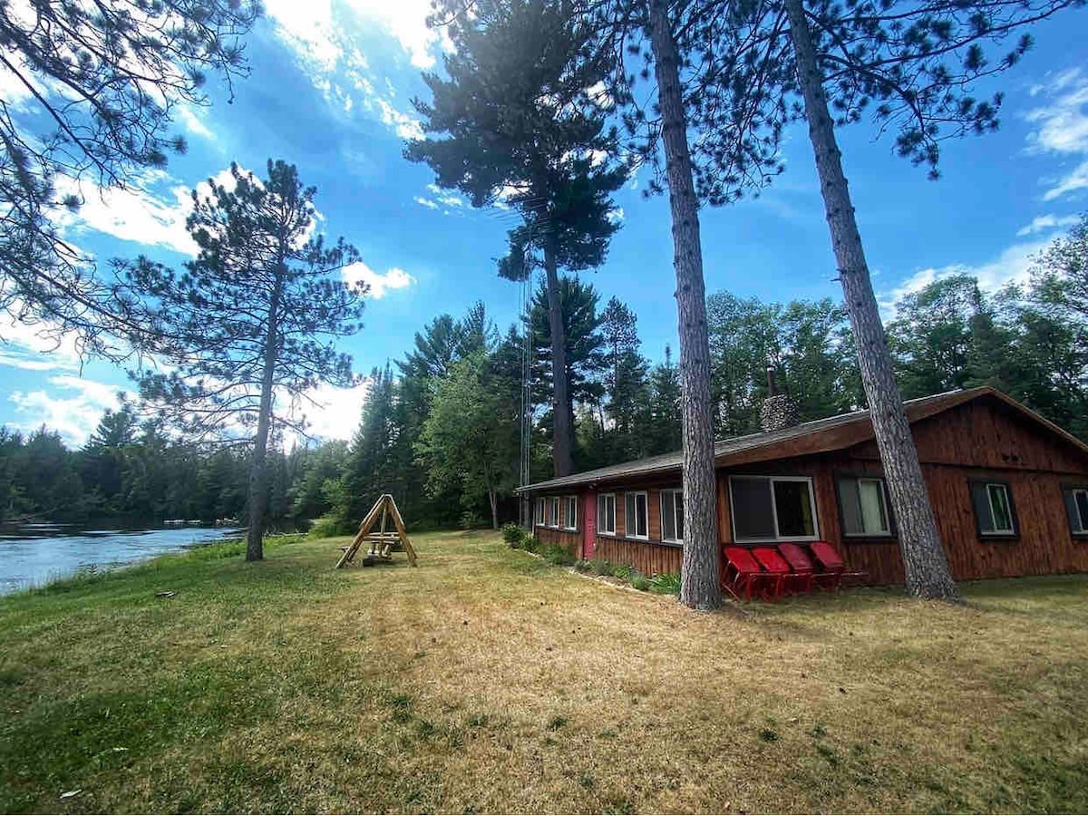 Au Sable River 3 bedroom cabin w/ indoor fireplace