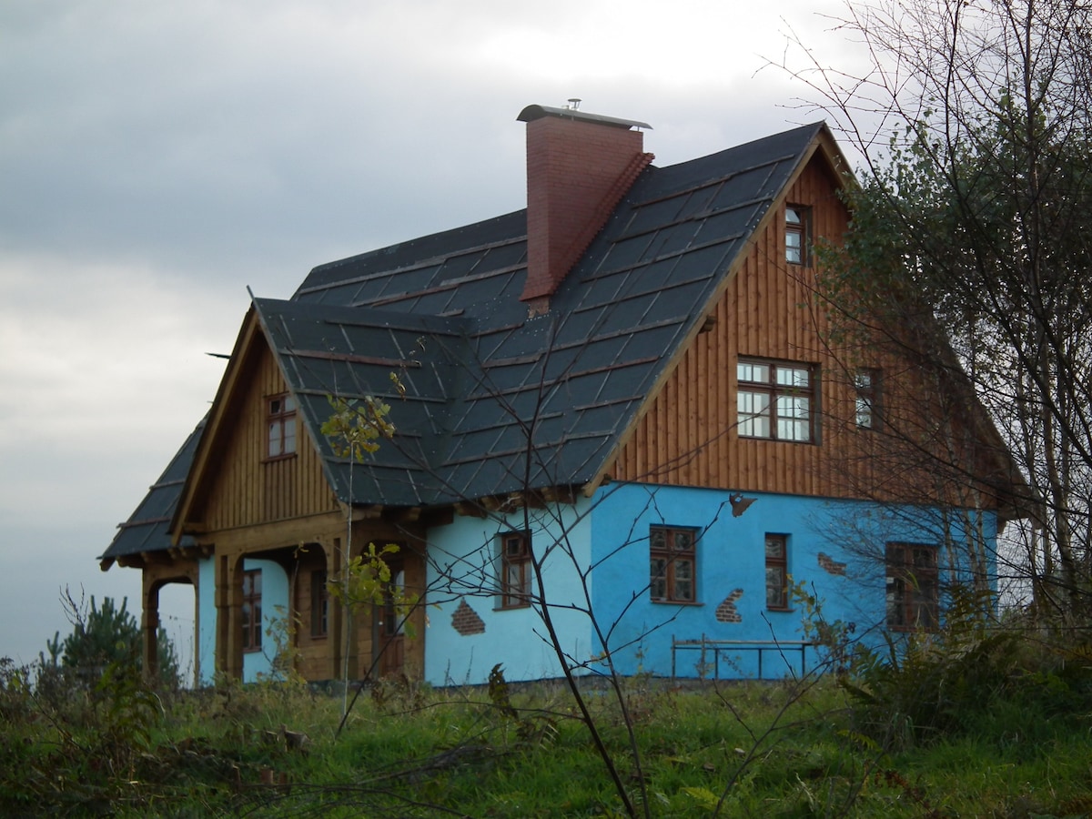 湖泊和森林之间的Kashubian House